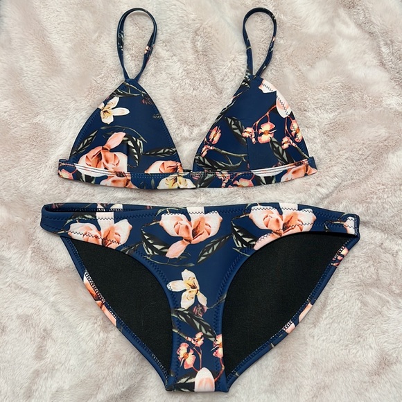 Bathing suit - Picture 2 of 4